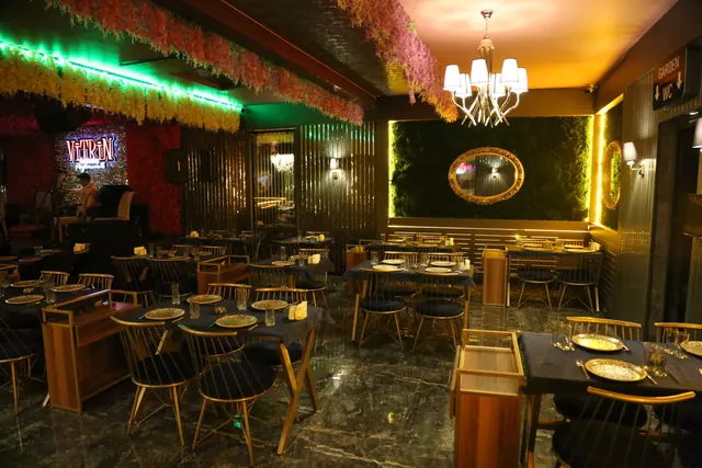 Vitrin Gaziantep salon — altın detaylar ve kadife koltuklar
