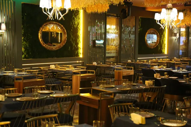 Vitrin Gaziantep salon — altın detaylar ve kadife koltuklar
