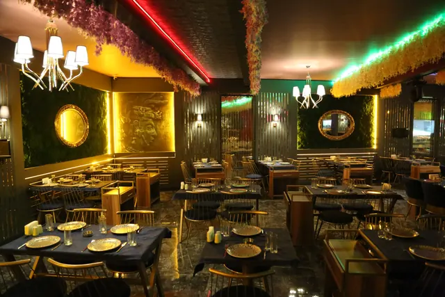 Vitrin Gaziantep salon — altın detaylar ve kadife koltuklar