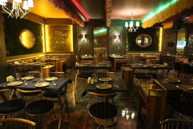 Vitrin Gaziantep salon — altın detaylar ve kadife koltuklar