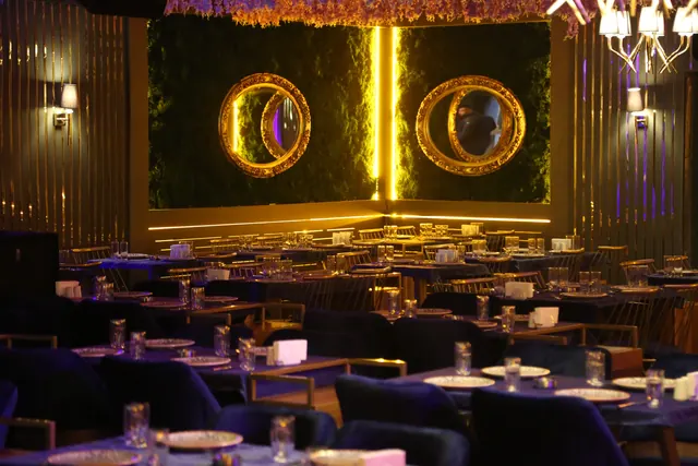 Vitrin Gaziantep salon — altın detaylar ve kadife koltuklar