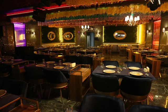 Vitrin Gaziantep salon — altın detaylar ve kadife koltuklar
