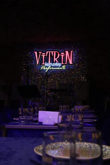 Vitrin Gaziantep fasıl sahnesi ve neon tabela