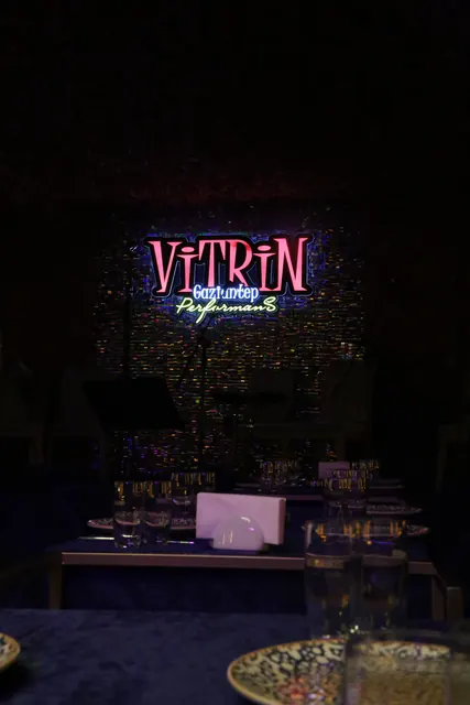 Vitrin Gaziantep fasıl sahnesi ve neon tabela