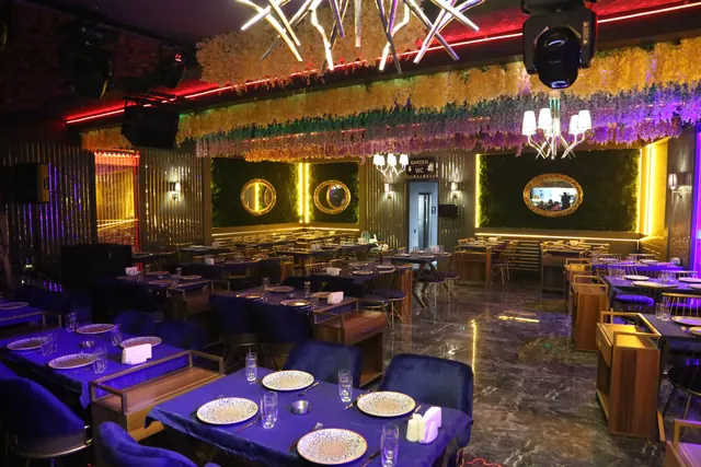 Vitrin Gaziantep salon — altın detaylar ve kadife koltuklar