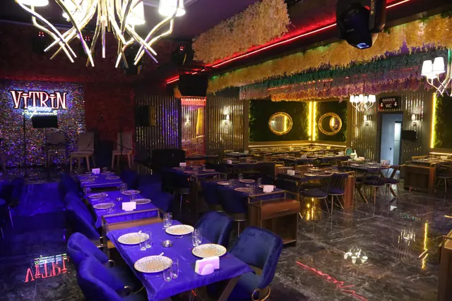 Vitrin Gaziantep salon — altın detaylar ve kadife koltuklar