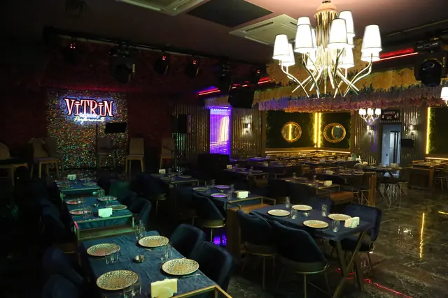 Vitrin Gaziantep salon — altın detaylar ve kadife koltuklar