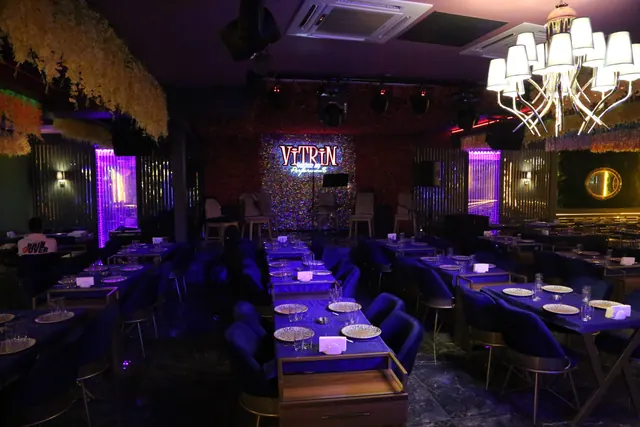 Vitrin Gaziantep salon — altın detaylar ve kadife koltuklar