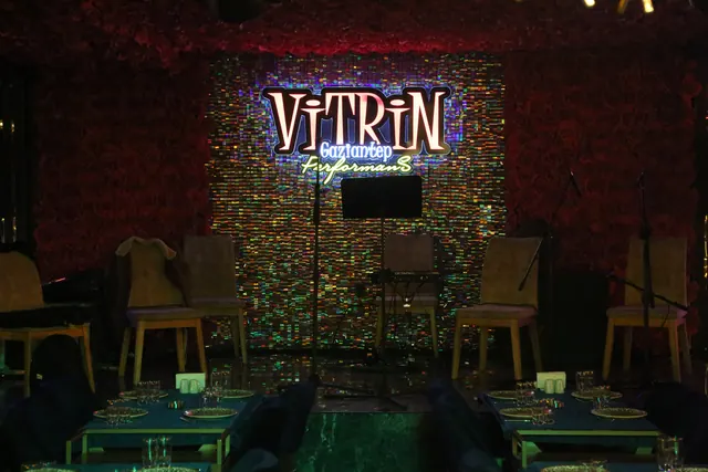 Vitrin Gaziantep fasıl sahnesi ve neon tabela