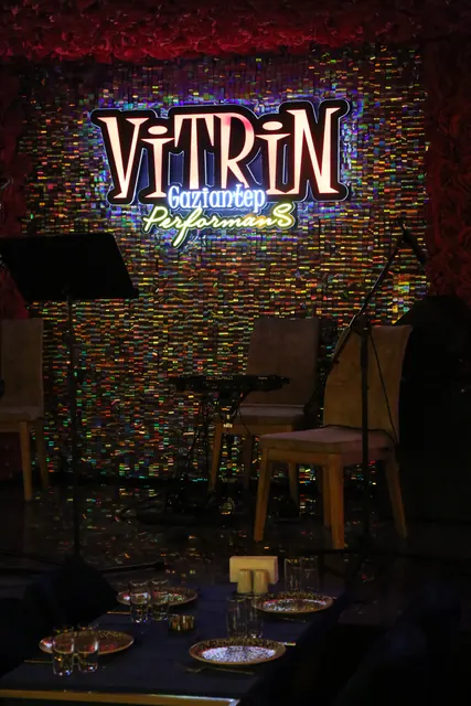 Vitrin Gaziantep fasıl sahnesi ve neon tabela